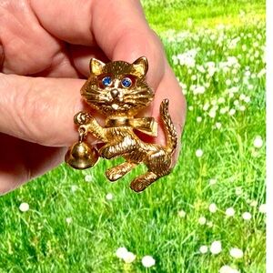 Vintage Gold Toned Cat Brooch Pin With Blue Eyes And Bell 1.5” Height